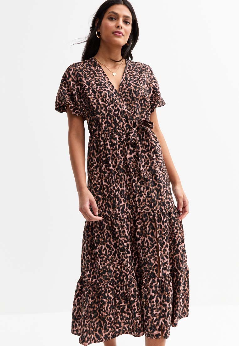Panterprint wikkeljurk met korte gerimpelde mouwen, een getailleerde taille en een gelaagde rok in tinten roze en zwart. Lichtgewicht stof.