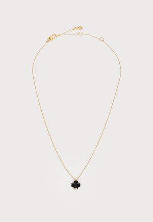 Colar de corrente dourada com um pendente floral preto. O pendente tem pétalas arredondadas e a corrente é fina com um fecho clássico.