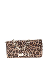 Clutch rectangular de estampado de leopardo con cadena dorada y logo "Just Cavalli" en letras doradas en la tapa frontal.
