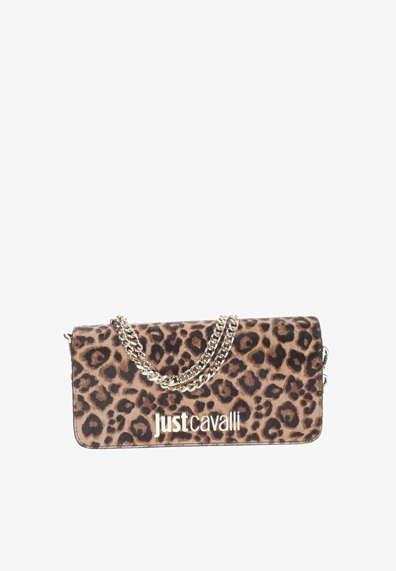 Clutch rettangolare a stampa leopardata con tracolla a catena dorata e logo "Just Cavalli" in lettere dorate sulla patta anteriore.
