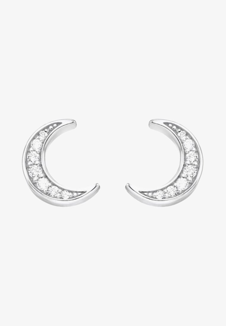 Paire de boucles d'oreilles en forme de croissant de lune en argent avec de petites pierres claires rondes incrustées le long de la courbe intérieure.