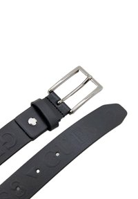 Cinturón de cuero negro con logo estampado, hebilla de metal plateado y múltiples agujeros para ajustes. Textura suave, extremo acampanado.