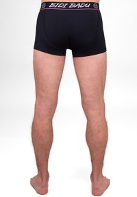 Boxer neri con un ampio elastico che presenta il marchio "Bidi Badu" in grigio e rosa, tessuto morbido, design aderente e senza fantasie.
