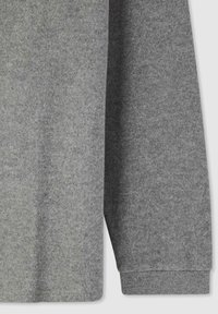 Maglia grigia a maniche lunghe realizzata in morbido tessuto a maglia. Presenta un collo tondo, polsini a costine e un orlo dritto con una sottile trama.