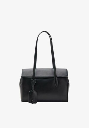 Sac à main en cuir noir à forme structurée, rabat supérieur, longues poignées et petit accent en forme d'étiquette. Texture lisse avec peu de détails.