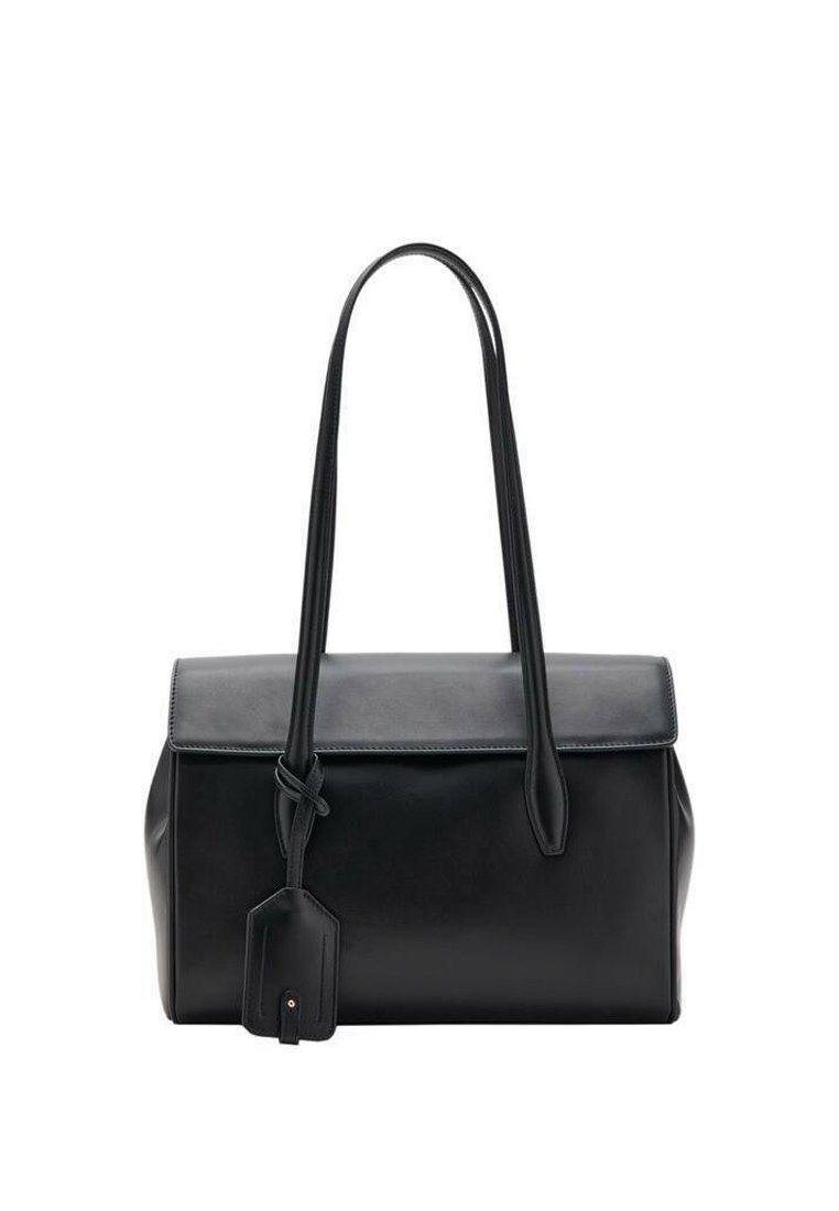 Bolso de cuero negro con forma estructurada, solapa superior, asas largas y un pequeño detalle de etiqueta. Textura lisa con detalles mínimos.