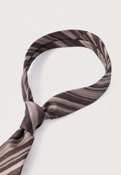 Barna és szürke árnyalatú selyem nyakkendő átlós csíkokkal, sima textúrával és standard csomózással elöl.