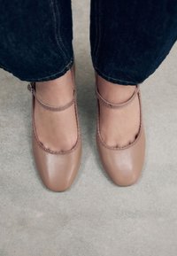 Next REGULAR FIT - FOREVER COMFORT ROUND TOE MARY JANE BLOCK COURT - Tacones - blush nude