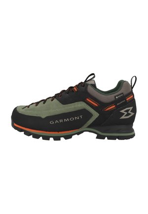 Zapato de senderismo de corte bajo en negro, verde y naranja con suela resistente, marca Garmont, etiqueta Gore-Tex y cierre de cordones.