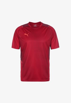 T-shirt de sport Puma rouge à manches courtes, présentant des motifs à rayures géométriques rouge foncé et le logo Puma sur le côté droit de la poitrine.