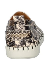 Sneaker met een gestructureerd snakeprint in zwart en beige, met een witte zool en gestikte randen; logo op de hak.