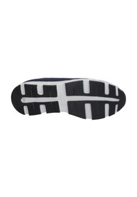 Podešev boty s černým texturovaným gumovým protiskluzovým povrchem a bílou mezipodešví. Vnější podešev má zakřivený design s drážkami pro lepší přilnavost.