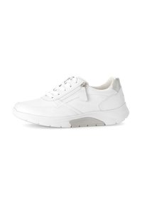 Witte veterschoenen met ritsluiting, glad synthetisch bovenwerk, gevoerde zool, zilverkleurig accent op de hak en textuurdetails op de zijkanten.