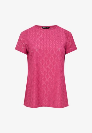 Roze blouse met korte mouwen, een ronde hals en een kantstructuur met diamantpatroon over de hele stof.