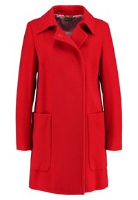 Abrigo de lana rojo con cuello de pico, dos bolsillos frontales y cierre de bot ón. Textura suave con una forma estructurada y un diseño de longitud media.