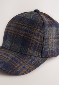 Woll-Baseballkappe in blauem und grauem Karomuster mit abgerundetem Oberteil, gebogenem Schirm und strukturiertem Stoff mit weicher Oberfläche.