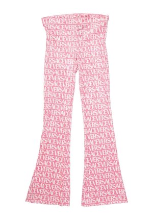 Pantalon évasé rose avec motif de texte blanc répété "VERSACE" couvrant toute la surface.