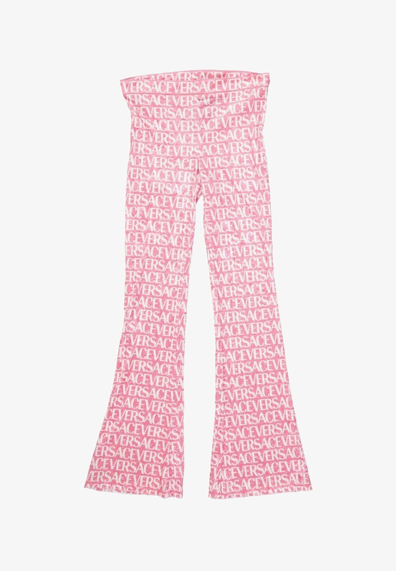 Pantalon évasé rose avec motif de texte blanc répété "VERSACE" couvrant toute la surface.