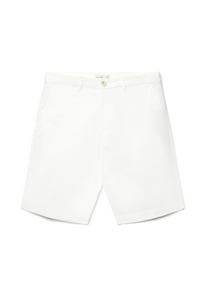 Weiße Shorts mittlerer Länge mit Vordertaschen, Gürtelschlaufen und Knopfverschluss vor einfachem Hintergrund.