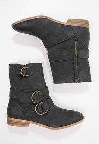 Černé semišové kotníkové boty s dvěma dekorativními přezkami a zlatými detaily, s bočním zipem a nízkým blokovým podpatkem.