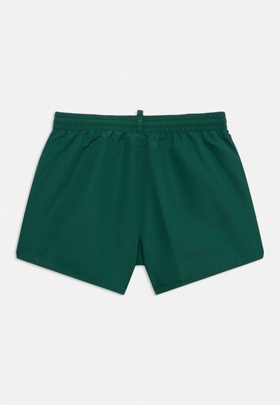 Σκούρα πράσινα ανδρικά μαγιό με ελαστική μέση και κεντρικό λουράκι, απεικονιζόμενα από πίσω σε απλό ανοιχτό φόντο.