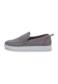 Pantofi gri slip-on din pânză, cu talpă din cauciuc alb. Prezintă detalii de cusătură și un mic accent roșu la toc.