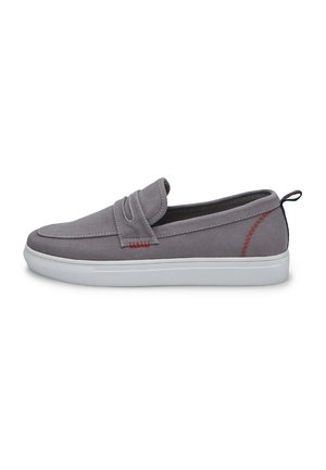 Des chaussures grises à enfiler en toile avec une semelle en caoutchouc blanche. Présentent des détails de couture et un petit accent rouge au talon.