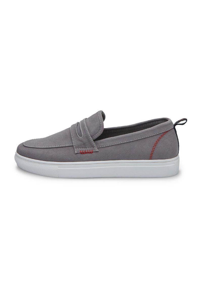Pantofi gri slip-on din pânză, cu talpă din cauciuc alb. Prezintă detalii de cusătură și un mic accent roșu la toc.