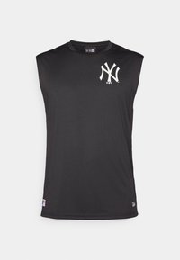 Črna brezrokavna majica iz gladkega, lahkega materiala. Ima belo logo New York Yankees na levem prsnem delu in subtilno oznako NBA.
