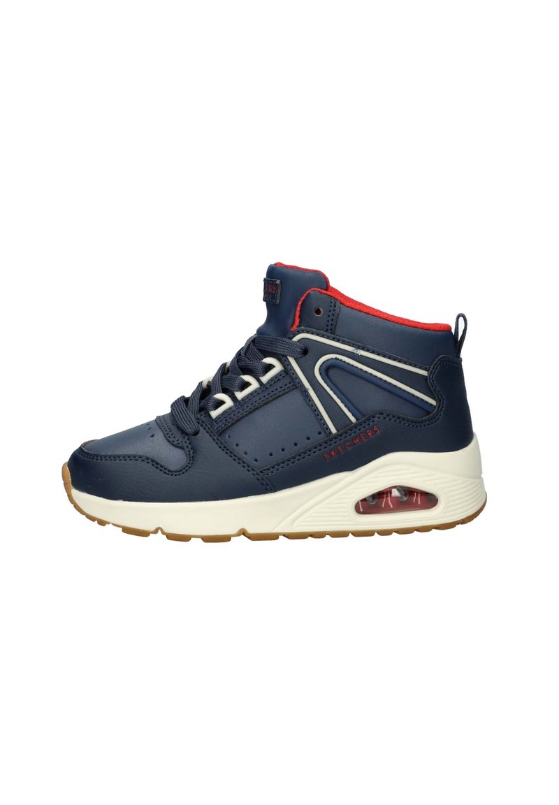 Sneaker alta navy in pelle sintetica, suola in gomma bianca, dettagli rossi, particolari perforati e un'unità air visibile nel tallone.