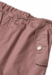 Lichtroze nylon shorts met een elastische tailleband, voorzien van een voorzak met een knoop en een gestructureerd ruitpatroon.