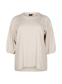 Pullover beige con scollo rotondo e maniche a tre quarti, con ricami floreali sulle spalle. Tessuto morbido e testurizzato.