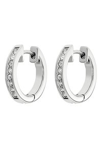 Orecchini a cerchio in argento con finitura lucida, caratterizzati da una fila di cristalli trasparenti su un lato. Forma circolare con chiusura a cerniera.