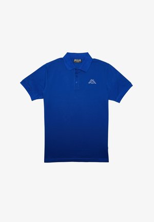 Modra polo majica z mehko teksturo, z zapenjanjem na tri gumbke in majhnim belim logotipom na levi prsni strani. Kratki rokavi.