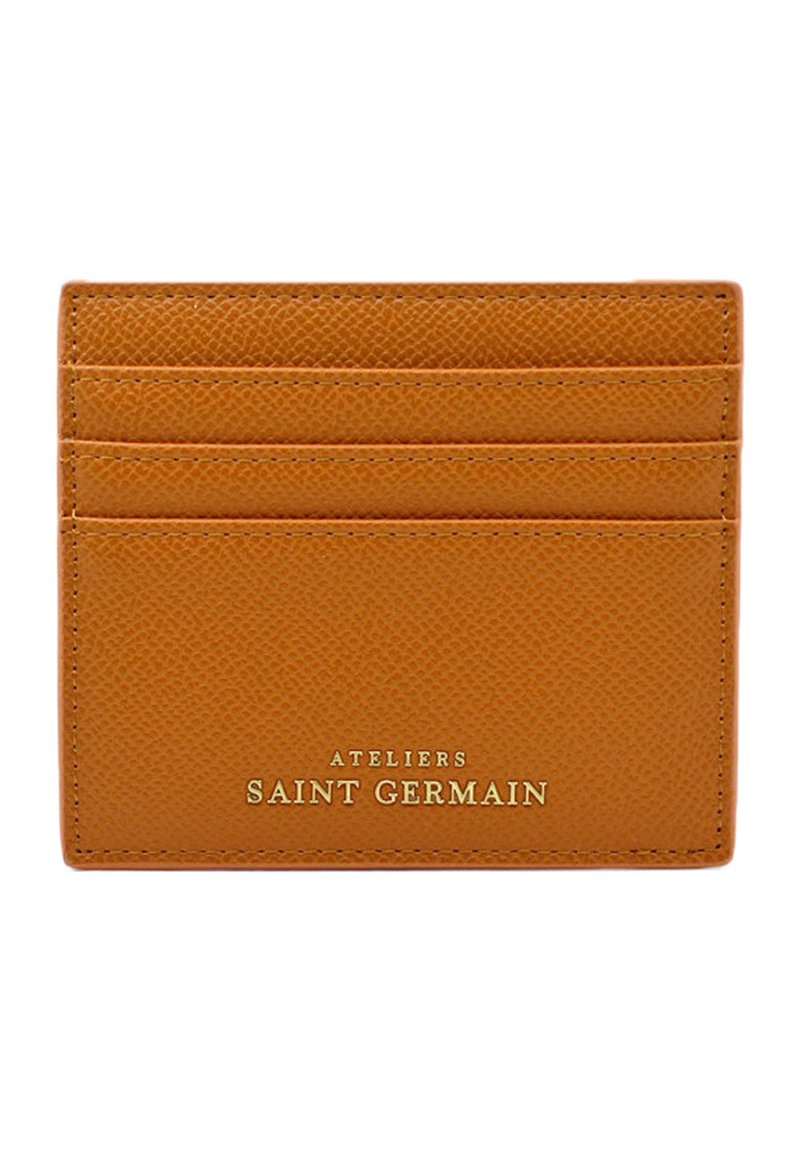 Porte-cartes en cuir orange texturé avec quatre fentes pour cartes et lettrage doré en relief "Ateliers Saint Germain" en bas.