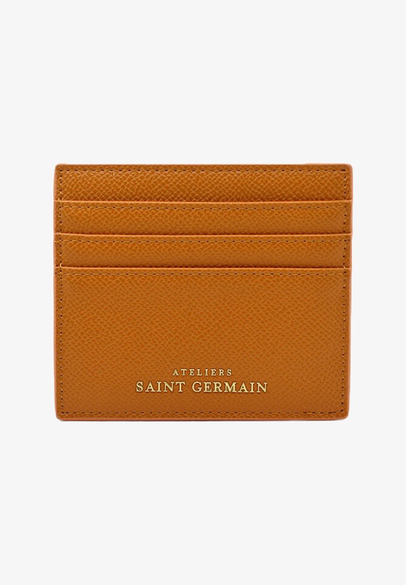 Porte-cartes en cuir orange texturé avec quatre fentes pour cartes et lettrage doré en relief "Ateliers Saint Germain" en bas.