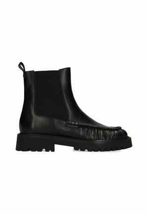 Bottine en cuir noir avec semelle crantée épaisse, panneau latéral élastique, languette au talon et détails froncés à l’avant supérieur.