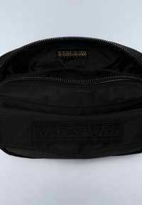 Borsa di stoffa nera con apertura con zip, dotata di un'esterno testurizzato e di un logo goffrato in evidenza sul davanti. Interno foderato.