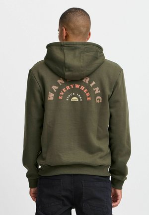 Sudadera con capucha en verde oliva, con puños y dobladillo acanalados. La parte posterior presenta el texto "WANDERING EVERYWHERE" en rojo y beige. Tejido mezcla de algodón suave.