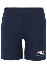 Marinblå Fila-shorts med elastisk midja. Utrustad med broderad vit och röd logotyp samt texten "ETABLERAD 1911". Mjuk bomullsmaterial.