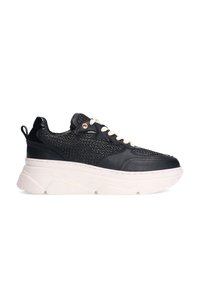 Schwarze chunky Sneakers, die strukturiertes Leder und gewebten Stoff kombinieren, mit einer dicken weißen Sohle, beigen Schnürsenkeln und einer kleinen Zuglasche.
