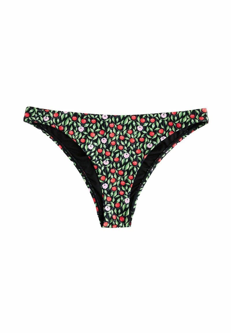 Bikini dno v črni barvi s vzorcem rdečih češenj in belih rož na zelenem listju. Mehak material z gladko, elastično teksturo.