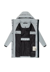 Grå polstret jakke med hætte, der har en sort inderside, logo detaljer, to inderlommer og et mærke i nederste højre hjørne.