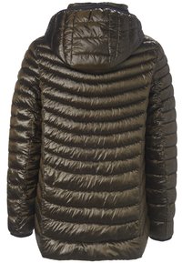 Chaqueta acolchada de color verde oliva, con capucha. Presenta costuras horizontales, textura brillante y puños elásticos. Solo vista trasera.