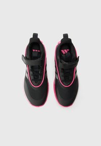 Scarpe da ginnastica nere con accenti rosa, dotate di una tomaia in rete, design con lacci, cinturino a strappo e suole testurizzate.