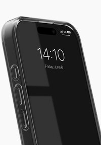 Teléfono inteligente con funda transparente que muestra la hora 14:10 y la fecha viernes 6 de junio, mostrando iconos de red 5G y batería.