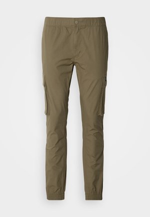 Pantalones cargo de color verde oliva, hechos de material ligero, con una cintura elástica, bolsillos laterales y un diseño ajustado.