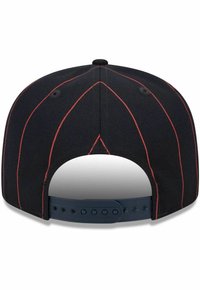 Schwarze Kappe mit roter Stickerei, flachem Schirm und verstellbarem Plastikband. Strukturierter Stoff und abgerundetes Rückendesign. Keine sichtbaren Logos.