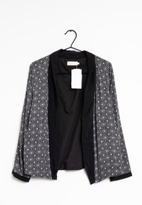 Czarny i biały kimono z wzorem, z szerokimi rękawami, jednolitym czarnym kołnierzem i otwartym przodem. Przypięta metka.