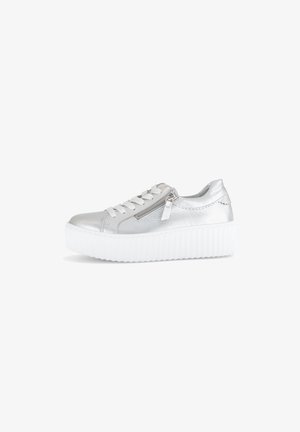 Silberne metallische Sneaker mit einer weißen Plateausohle, ausgestattet mit Schnürsenkeln, einem seitlichen Reißverschluss und einer strukturierten Oberfläche. Glattes Obermaterial.